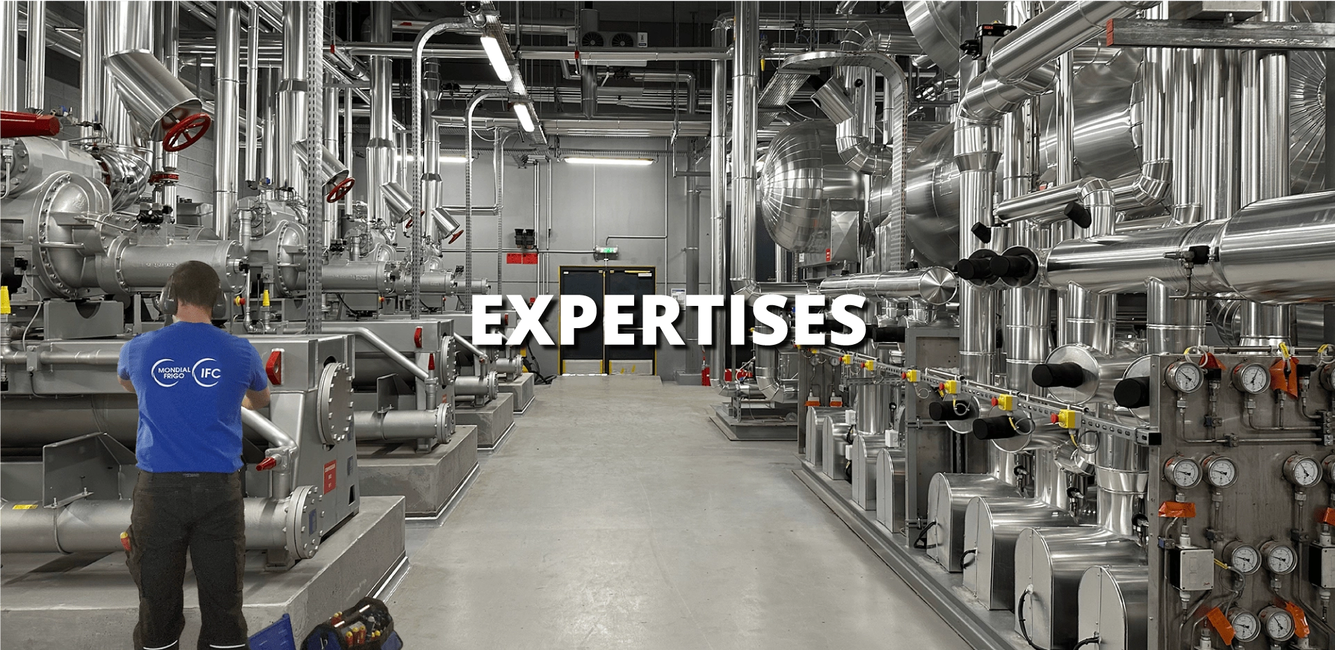 Un entrepôt ave des machines réfrigérantes et écrit "Expertises"