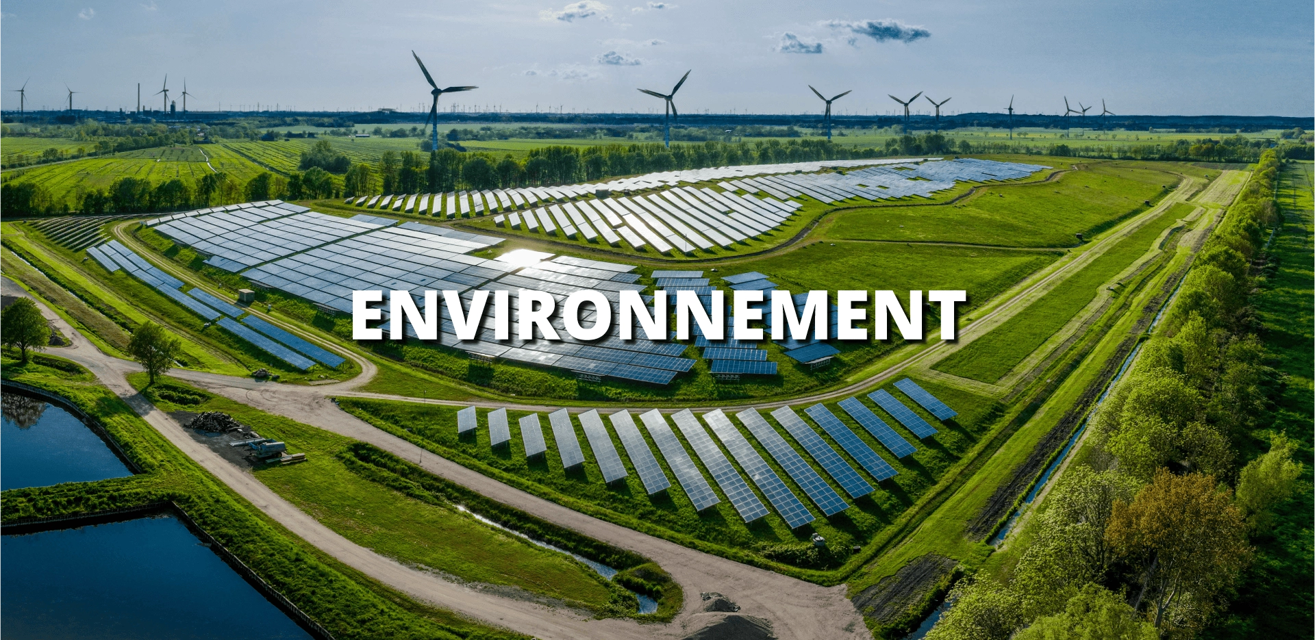 Un paysage d'une vallée verdoyante avec écrit "Environnement"