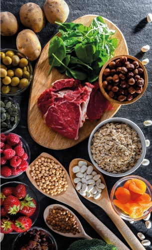 Une table avec différents ingrédients appétissants